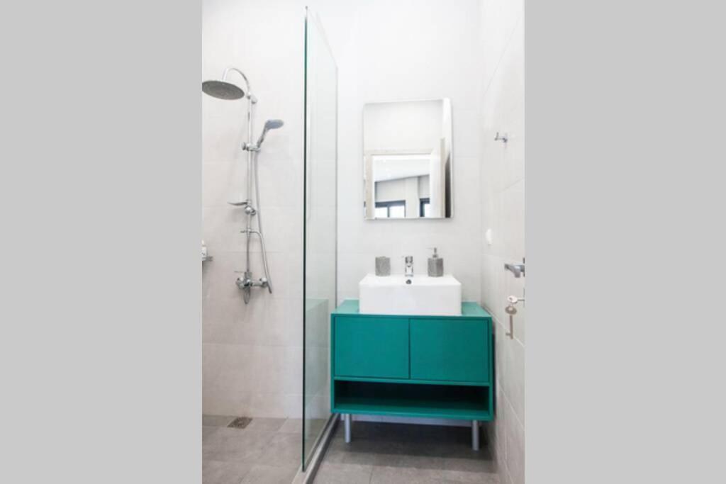 E Spacious Cornered Brand New Studio Apartment E Aten Exteriör bild